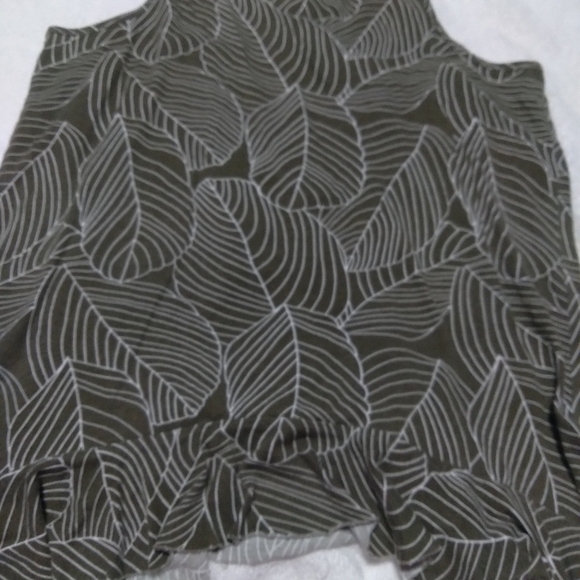 𝅺cato's brand Green leaf print sleeveless top.  Size small. - Picture 5 of 5